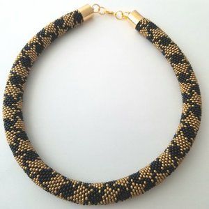 WOMENS 17" BLACK AND GOLD SEED BEAD HOUNDSTOOTH NECKLACE.